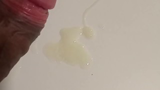 Chico masturbandose en el trabajo