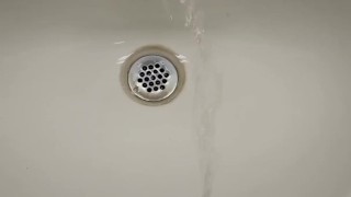 Messy piss onto the sink