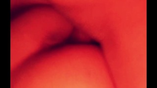 Mi vecino me coge por la noche cuando mi marido se va