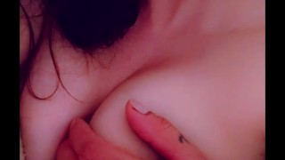 Me acaricia las tetas