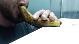 Hombre Maduro con Barba le Da una Buena Mamada al Platano con Corrida de Leche Incluida,Dame tu Poll