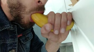 Te Gustaría Que esta Banana Fuera tu Verga, y que Sacase tu Leche Explotando en Mi Boca