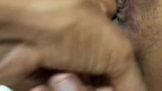 Veo a mi esposa platicando con otro y le meto los dedos