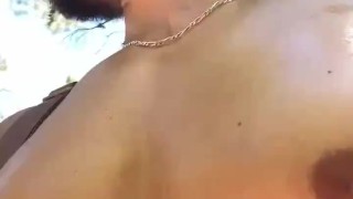 Stallion Fabio s’exhibe en extérieur dans un lieu public