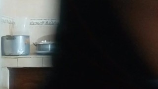 Sirvienta follada cuando lava los platos