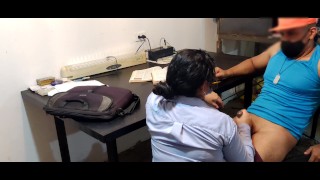 Clases candentes con ajustada falda por la sexy profesora Yessi Lee