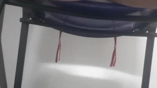 HOMBRE PAJEANDOSE EN EL TRABAJO