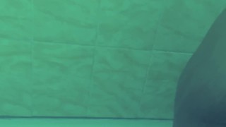 КРАСОТКА моется в душе