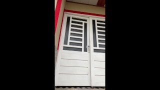 SALTANDO EN UNA RICA VERGA EN LA PUERTA DE LA CALLE MIENTRAS LOS VECINOS VEN