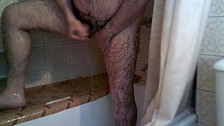 Me pajeo, enseño el culo y me corro mientras me ducho - I jerk off, show my hairy ass and cum.