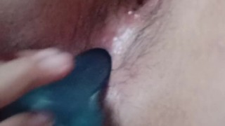 Latina putita se masturba con dildo pequeño