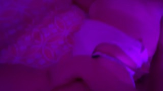 El amigo de mi novio me pone a gemir.