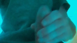 Argentino dominante se masturba con su gran polla