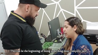 Dandole un buen oral a mi jefe para no perder mi trabajo-porno en español