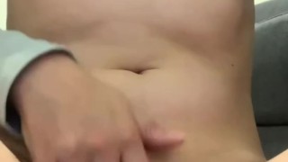 Latina japonesa se masajea los pies, no resiste y se masturba hasta tener un orgasmo real