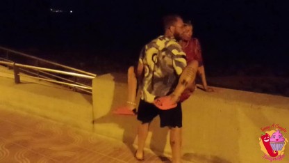 Sesso in spiaggia pubblica (con guardone)