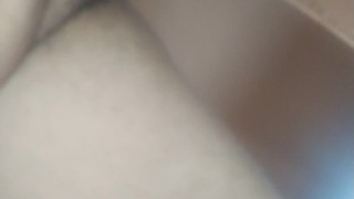 No quarto inflando o meu pau com a mangueira do amigo