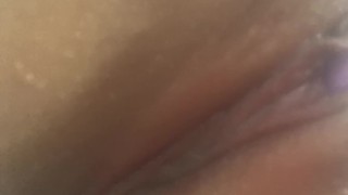 Close na buceta da se masturbando com mini vibrador escondida na casa da vó