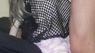 Nicole se atraganta de mi verga hasta que termino en su carita