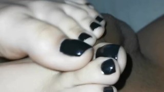 footjob, mi novia me masturba con los pies rico