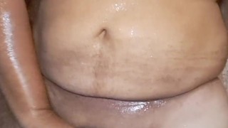 Masturbacion mientras me baño tirando leche