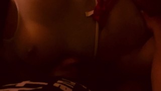 ME MASTURBO EN CASA VIENDO PORNHUB Y EL VECINO TERMINA MASAJEANDO MI CUCA