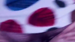 me pide que me levante la falda.