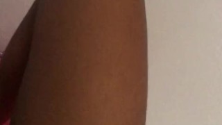 Me toco mientras llega mi padrastro, no me resisto!!!