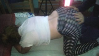 MI novia de calza a rallas y remera blanca se pone de perrito y le bajo la calza para follarla