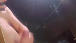 de 18 años se masturba cuando está solo para novia virtual.