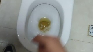 мастурбировать и кончить в клубном туалете