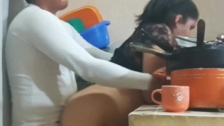 Empleada follada en la cocina y en el dormitorio