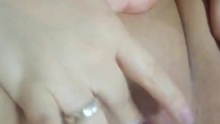 Me masturbo y me corro a chorros