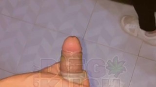 Mi vecina se pone cachonda cuando se entera que se me rompió el condon