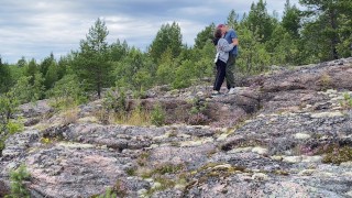 Секс секс на камнях, красивая девушка на природе