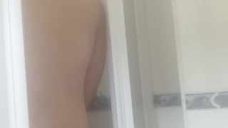 El chico virgen se hace una paja en la ducha del hotel