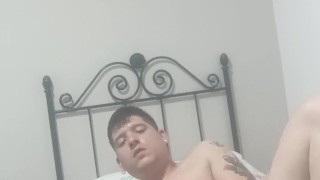 El chico virgen se hace una paja en el cuarto del hotel