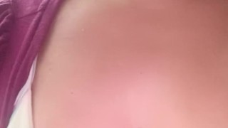 Me chupo las tetas de las ganas que tengo de follar