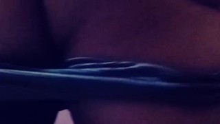 Metiéndome los dedos mientras estoy solito en mi cuarto