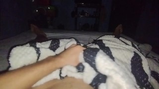 Papi se Masturba bien rico Hasta Correrse, Gimiendo y hablando Sucio