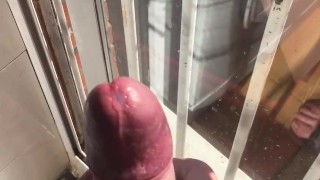 mientras me miran me pajeo en casa de un amigo