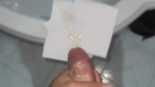 Chico Caliente Gimiendo De Placer Mientras Se Masturba