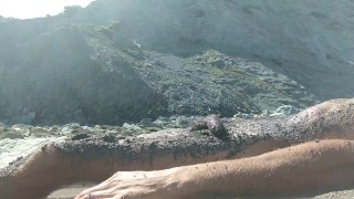Me lleno de Barro y Hago Nudismo En Una Playa Virgen Frente a Una Pareja Gay