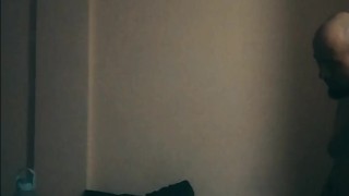 Vecina rockera insatisfecha me pide ayuda,me da mamada descuidada la cojo duro de perrito vaquera