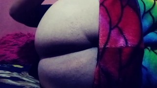 Femboy juega con sus bolas anales mientras estoy solito en casa