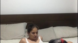 Rica chupada de coño entre dos hermosas lesbianas