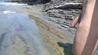 Delgadito Exhibicionista Se Graba Haciendo Nudismo y Los Senderistas le Miran Desde Arriba