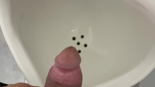 Orinando en el baño del trabajo 💦