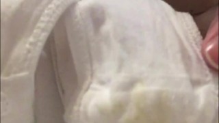 Стриптиз брюнетки в колготках и грязные трусики крупным планом