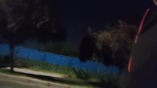 Exibicionismo en la carretera 🍆 joven exhibe su polla en plena autopista